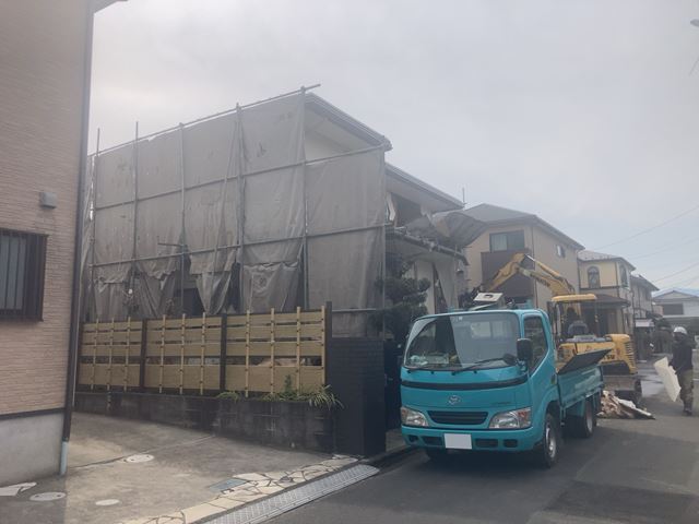軽量鉄骨造2階建て解体工事(神奈川県綾瀬市小園南)中の様子です。